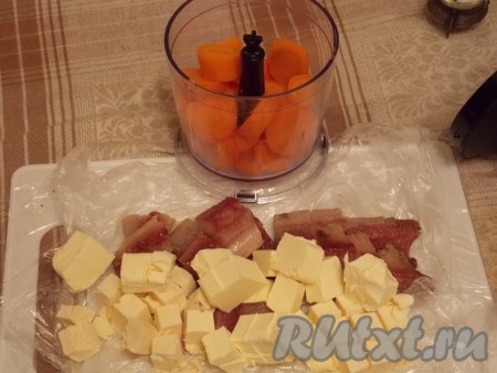 Морковь тщательно вымыть и, не очищая от кожуры, отварить до готовности (в течение 25-30 минут после закипания воды, готовая морковка будет легко прокалываться вилкой), затем достать из воды, дать остыть, очистить, нарезать на кусочки.&nbsp;Сельдь почистить, убирая кожу и кости, тщательно промыть водой. Селёдку, сливочное масло и плавленные сырки нарезать на кусочки, переложить в чашу блендера, добавить кусочки варёной моркови, пробить до однородности. Если нет блендера, можно масло, морковку, плавленные сырки и селёдку пропустить через мясорубку.