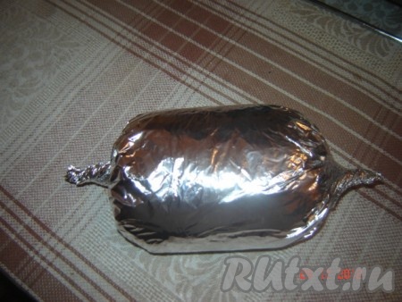 В заранее разогретую до 190 градусов духовку выкладываем наш мраморный куриный рулетик и готовим его 50 минут, после этого вынимаем из духовки, разрезаем сверху и даём остыть, остывший рулет заворачиваем плотно в фольгу.
