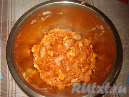 Соединяем куриное филе, сало, паприку, соль, специи, чеснок - хорошо вымешиваем, затем постепенно вводим желатин в фарш и хорошо ещё раз вымешиваем.
