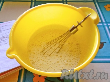 Яйца взбить с сахаром и ванильным сахаром.