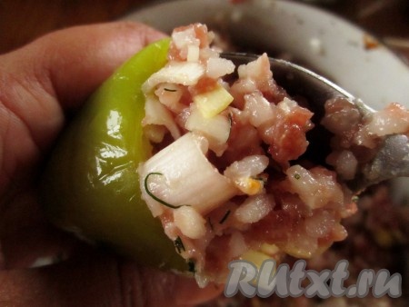 Ложкой достаточно плотно наполните перцы фаршем.