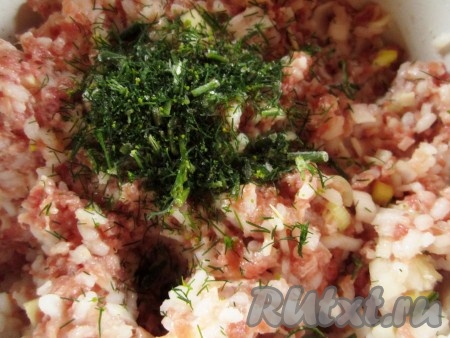 Приправьте фарш свежей, замороженной или сушёной зеленью.