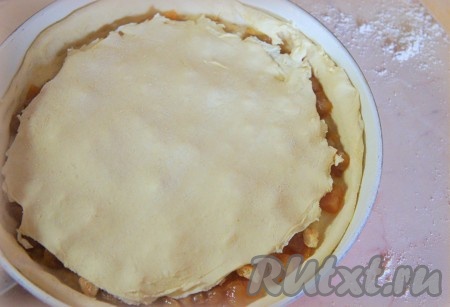 Закрыть вторым слоем теста.