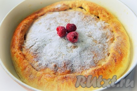 Тёплый пирог присыпать сахарной пудрой, дать остыть.