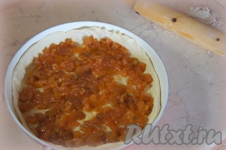 Грушевую начинку выложить ровным слоем поверх теста.
