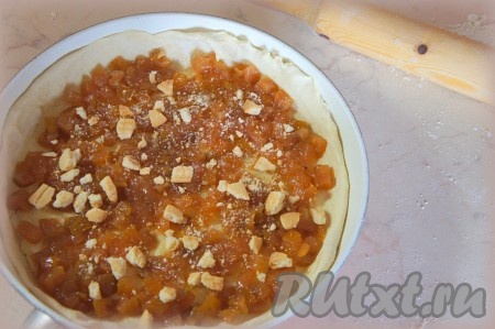 Добавить растолченное печенье. По желанию можно добавить измельченные сухофрукты, орехи и т.д. Или не добавлять ничего вовсе, кому как больше нравится.
