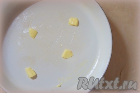 Сковороду смазать сливочным маслом. Я использовала сковороду диаметром 23 см.