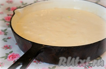 равномерно распределяя его по поверхности. Духовку разогреть до 180 градусов. Выпекать шарлотку с яблоками 20-30 минут.
