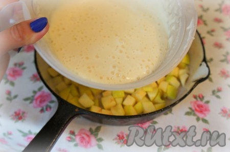 Тесто вылить поверх яблочной начинки,
