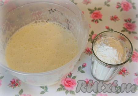 Муку просеять, добавлять небольшими порциями, перемешивая тесто, чтобы не было комочков.
