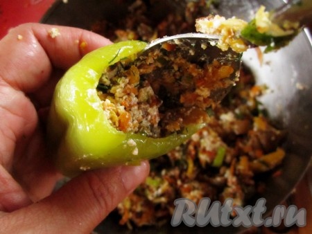 Ложкой наполните перцы довольно плотно начинкой.
