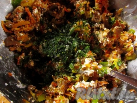 Хорошо вымесите начинку, приправьте по вкусу солью, хмели-сунели, свежей, замороженной или сушёной зеленью.