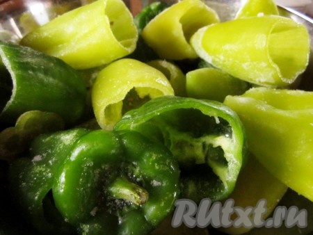 У перцев срежьте "крышечки" и освободите перцы от семян. "Крышечки" сохраните (на фото перцы замороженные, чистили их ещё перед заморозкой).
