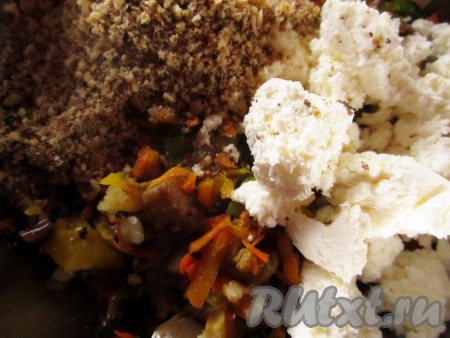 В глубокой миске смешайте овощи, орехи и творог или сливочный сыр.