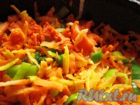 Морковь почистите и натрите на крупной тёрке. Добавьте в сковороду к луку.
