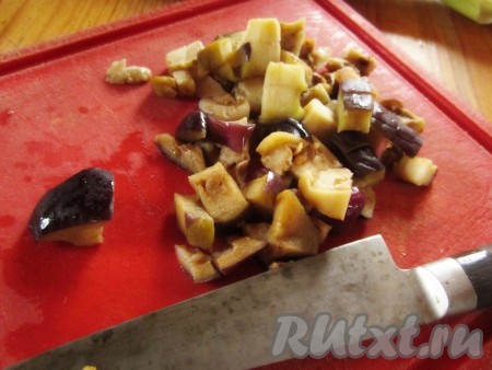 Баклажаны нарежьте маленькими кусочками (у меня - замороженные, поэтому такой цвет. На вкус - ни чуть не хуже).
