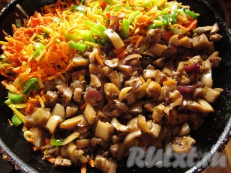 Добавьте баклажаны в сковороду к луку, моркови и обжаривайте, помешивая, ещё несколько минут.
