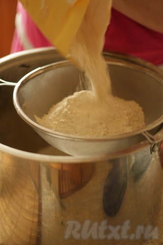 Кефир подогреть до комнатной температуры (я подогрела в течение 20 секунд в микроволновке, можно просто заранее достать его из холодильника). В глубокую кастрюлю (или миску) просеять 2 стакана муки, добавить соль, перемешать, влить кефир комнатной температуры и запенившуюся дрожжевую смесь, тщательно перемешать.