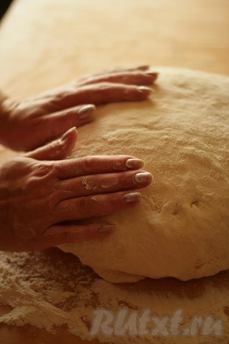 Придать ему форму шара и наше пышное дрожжевое тесто, замешанное на кефире, готово, можно приступать к формированию пирожков с любой начинкой.