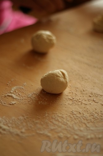 Для формирования пирожков нужно отрывать от теста по кусочку, скатывать в шарик.