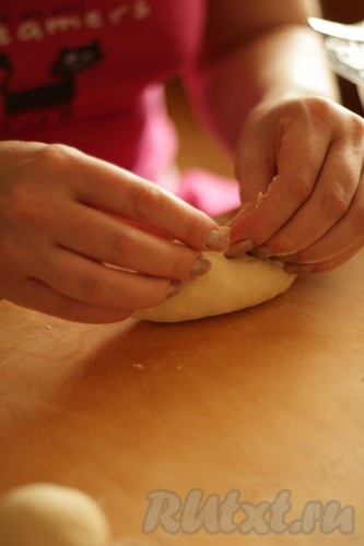 Поднять края теста над начинкой, формируя пирожок.