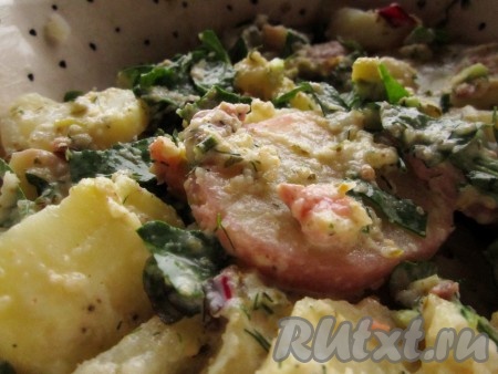 Полить тёплый салат заправкой, осторожно перемешать и сразу же подавать на стол. Тёплый салат с йогуртовой заправкой готов!