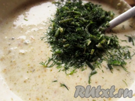 Смешать огурец, горчицу, рыбу и натуральный йогурт. Добавить укроп. Посолить по вкусу. Йогуртовая заправка для салата готова.
