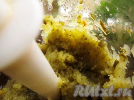 Приготовить заправку. Солёный огурец натереть на тёрке или измельчить в стакане блендера (но не до состояния пюре!)
