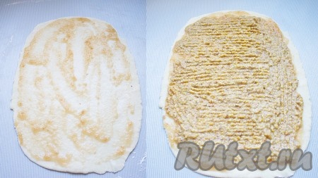 Тесто на присыпанной мукой рабочей поверхности раскатать в прямоугольник размером примерно 18х30 см, смазать его яблочным джемом, сверху равномерно распределить ореховую массу.
