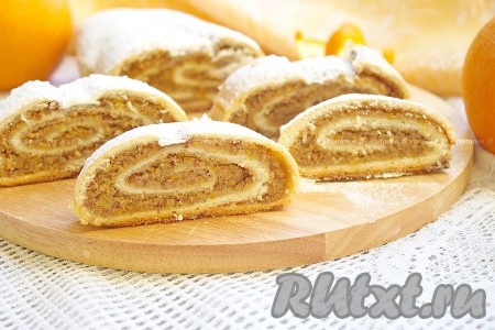 При подаче очень вкусный орехово-апельсиновый рулет посыпать сахарной пудрой и нарезать на порционные кусочки.