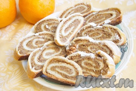 При подаче очень вкусный орехово-апельсиновый рулет посыпать сахарной пудрой и нарезать на порционные кусочки.