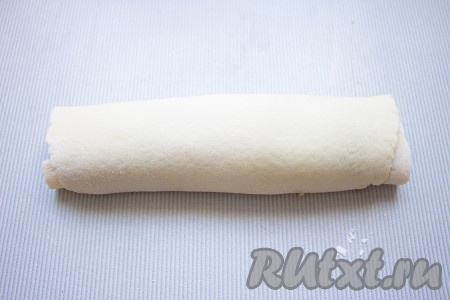 Скатать рулет, начиная с короткой стороны.
