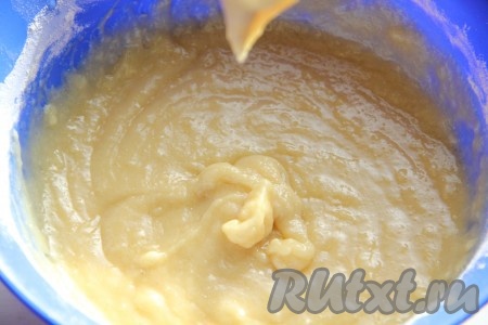 Добавить к меду взбитые яйца, растительное масло и муку.