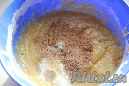 Смешать разрыхлитель, корицу, имбирь и мускатный орех. Добавить к тесту и хорошенько вымешать.