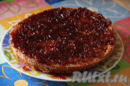 Каждый корж смазать джемом или вареньем.
