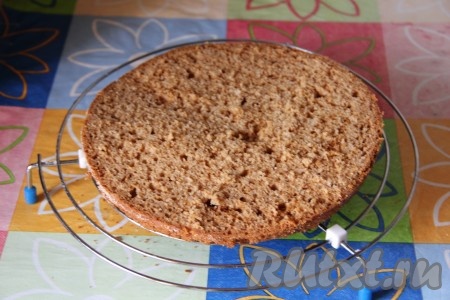 Остывший пряник разрезать на два коржа.
