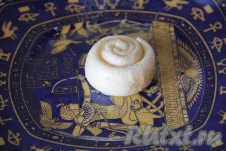 Скручиваем в улитку наше тесто. Аналогично формируем улитки из оставшихся частей теста.
