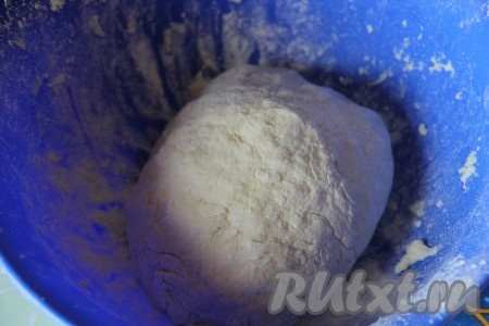 Сюда же вливаем тёплую воду (температура воды не должна быть выше 40 градусов) и замешиваем тесто. Тесто вымешиваем не менее 20 минут. Увеличивать количество муки не стоит, даже если тесто липнет к рукам. Если тесто совсем липкое, можете добавить 1 столовую ложку муки (не более). Учитывая все эти нюансы, тесто для марокканских лепёшек должно получиться мягким и нежным.
