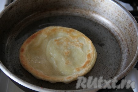 Разогреваем в сковороде растительное масло, выкладываем лепёшку и обжариваем с двух сторон до золотистого цвета на среднем огне.
