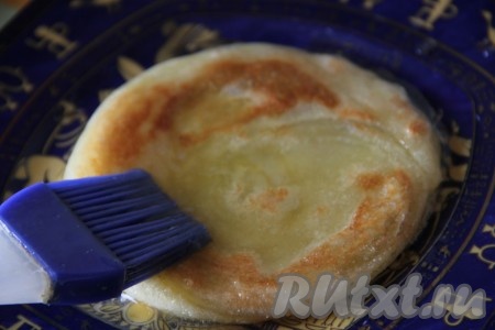 Готовую марокканскую лепёшку перекладываем со сковороды на тарелку, сразу обильно смазываем сливочным маслом и мёдом (если мёд не жидкий, заранее растопите его на водяной бане). Аналогично пожарьте все лепёшки, смазывая их маслом, мёдом, и складывая стопочкой на тарелку.
