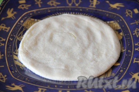 Каждую улитку руками расплющиваем руками в лепёшку диаметром 10 сантиметров.
