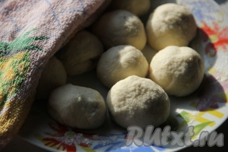 Замешанное тесто делим на 22 части. Скатываем их в маленькие шарики, прикрываем полотенцем и оставляем на 20 минут.
