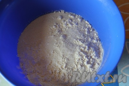 В миске смешиваем муку, 360 грамм манки, сахар, соль и дрожжи.
