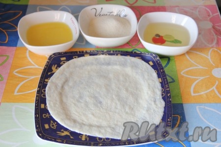 Этот шарик руками расплющиваем в тонкий, практически прозрачный пласт, не боясь порвать тесто (чем тоньше будет пласт теста, тем более слоистой и нежной получится лепёшка).
