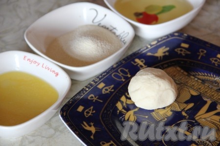 Берём три ёмкости, в одну наливаем растительное масло, в другую - растопленное не горячее сливочное масло, в третью насыпаем манку. Берём шарик, тщательно обмакиваем со всех сторон в растительное масло.
