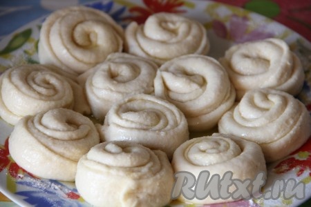 Сформированные улитки складываем на тарелку.