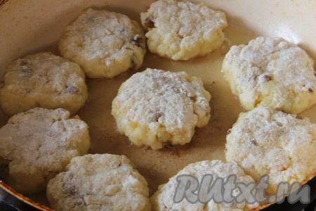 Обжариваем на сковороде на разогретом растительном масле с двух сторон до золотистого цвета.
