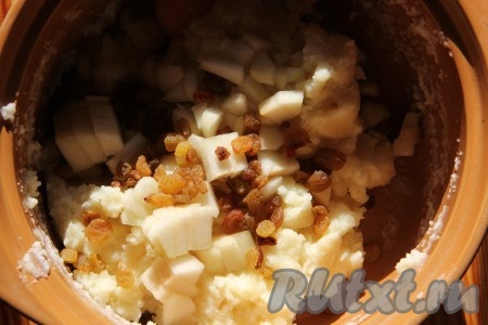 К остывшей манной массе добавляем изюм, мелко порезанное, очищенное от кожуры и семечек яблоко, желтки и миндальную муку. Все тщательно вымешиваем.
