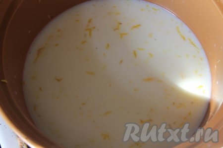 В молоко добавляем сахар, соль, ванильный сахар и цедру лимона или апельсина. Доводим до кипения.

