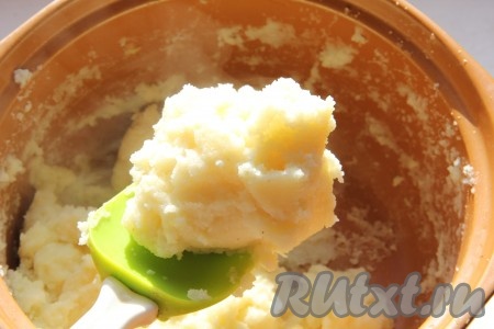 Масса в конце станет очень густой, ее будет тяжело вымешивать ложкой.
